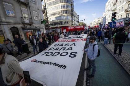 Noi proteste în Portugalia față de creșterea prețului chiriilor: Casele sunt pentru a locui, nu pentru speculă Noi proteste în Portugalia față de creșterea prețului chiriilor: Casele sunt pentru a locui, nu pentru speculă