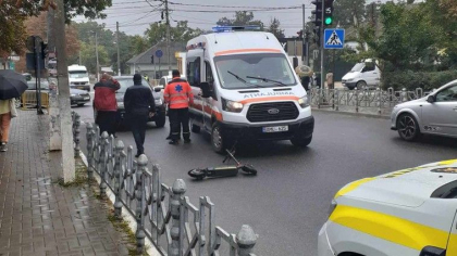 Un copil care se deplasa pe trotinetă - transportat la spital, după ce a fost lovit de o mașină, la Florești - FOTO