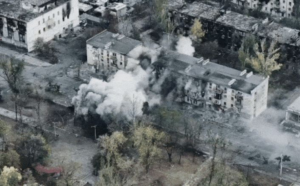 Soldații ucraineni au luat cu asalt și aruncat în aer o clădire din Torețk folosită de ruși ca post avansat de luptă - VIDEO Soldații ucraineni au luat cu asalt și aruncat în aer o clădire din Torețk folosită de ruși ca post avansat de luptă - VIDEO