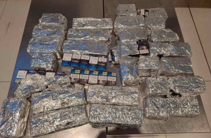 Doi bărbați - prinși pe Aeroportul Internațional Chișinău, după ce au încercat să scoată din țară 450 de pachete de țigări - FOTO