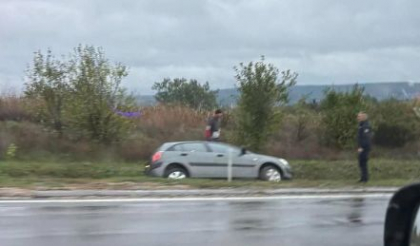 Nu a ținut cont de condițiile meteo și a ajuns într-un șanț. Poliția a intervenit la locul accidentului - FOTO Nu a ținut cont de condițiile meteo și a ajuns într-un șanț. Poliția a intervenit la locul accidentului - FOTO
