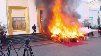 Parlamentarii albanezi au aruncat cu microfoane în președinta legislativului și au dat foc la mobilă Parlamentarii albanezi au aruncat cu microfoane în președinta legislativului și au dat foc la mobilă