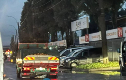 O femeie a ajuns la spital, după ce a fost lovită de o mașină pe o stradă din capitală. Ce spune poliția - FOTO O femeie a ajuns la spital, după ce a fost lovită de o mașină pe o stradă din capitală. Ce spune poliția - FOTO