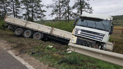 Accident la Sîngerei. Un șofer de camion a pierdut controlul volanului și s-a răsturnat. Poliția vine cu detalii - FOTO Accident la Sîngerei. Un șofer de camion a pierdut controlul volanului și s-a răsturnat. Poliția vine cu detalii - FOTO