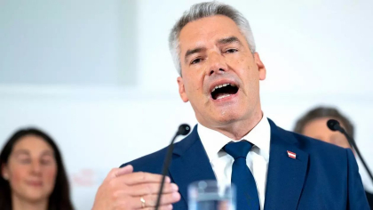 Karl Nehammer obţine încrederea partidului său și are șanse să rămână cancelar, în pofida înfrângerii suferite în fața extremei drepte
