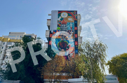 Panoul publicitar care a fost pus pe pictura murală „Visul Olimpic” din centrul capitalei - scos de pe clădire - FOTO Panoul publicitar care a fost pus pe pictura murală „Visul Olimpic” din centrul capitalei - scos de pe clădire - FOTO