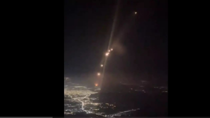 Momentul în care rachetele trase de Hezbollah spre Israel au trecut pe lângă un avion de pasageri - VIDEO