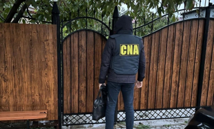 Patru dintre cele cinci persoane, reținute marți la Comrat în dosarele de finanțare ilegală a partidelor politice, plasate în arest Patru dintre cele cinci persoane, reținute marți la Comrat în dosarele de finanțare ilegală a partidelor politice, plasate în arest