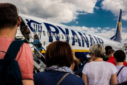 Motorul unui avion Ryanair a luat foc pe aeroportul din Bari, înainte de decolare. Au fost oprite toate zborurile Motorul unui avion Ryanair a luat foc pe aeroportul din Bari, înainte de decolare. Au fost oprite toate zborurile