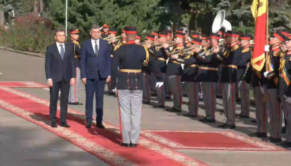 Prim-ministrul României, Marcel Ciolacu, a ajuns la Chișinău. A fost întâmpinat de către prim-ministrul Republicii Moldova, Dorin Recean - VIDEO Prim-ministrul României, Marcel Ciolacu, a ajuns la Chișinău. A fost întâmpinat de către prim-ministrul Republicii Moldova, Dorin Recean - VIDEO