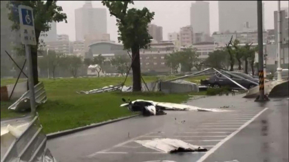 Morți și sute de răniți după un taifun care a devastat Taiwanul. Vântul a bătut cu peste 130 km/h Morți și sute de răniți după un taifun care a devastat Taiwanul. Vântul a bătut cu peste 130 km/h