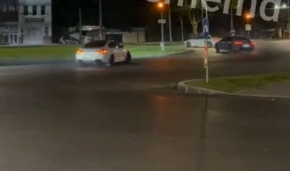 Scene periculoase pe o stradă din capitală. Momentul în care mai mulți șoferi fac drifturi și conduc cu viteză - VIDEO Scene periculoase pe o stradă din capitală. Momentul în care mai mulți șoferi fac drifturi și conduc cu viteză - VIDEO