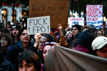 Mii de oameni protestează la Viena împotriva extremei drepte, care a câștigat alegerile din Austria, înaintea discuțiilor privind o coaliție de guvernare Mii de oameni protestează la Viena împotriva extremei drepte, care a câștigat alegerile din Austria, înaintea discuțiilor privind o coaliție de guvernare