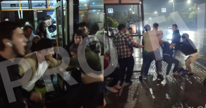 Bătaie la o stație de troleibuz din capitală. Mai multe persoane s-au luat la pumni: „Staţi oleacă, aici este copil.” Imagini cu impact emoțional - VIDEO Bătaie la o stație de troleibuz din capitală. Mai multe persoane s-au luat la pumni: „Staţi oleacă, aici este copil.” Imagini cu impact emoțional - VIDEO