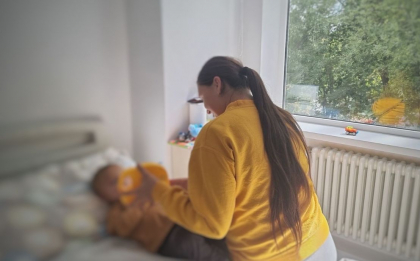 Copilul de doi ani care a căzut în puțul unui lift din Ungheni a fost externat