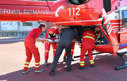 Intervenție SMURD. Un copil de 7 ani în stare extrem de gravă - transportat de la Institutul Mamei și Copilului la un spital din Iași - GALERIE FOTO Intervenție SMURD. Un copil de 7 ani în stare extrem de gravă - transportat de la Institutul Mamei și Copilului la un spital din Iași - GALERIE FOTO