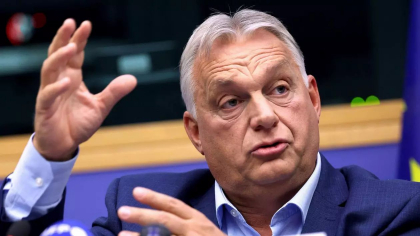 „Te-ai vândut lui Putin și lui Xi”. Momentul în care activistul care a întrerupt discursul lui Viktor Orbán, la o conferință de presă de la Strasburg, e pus la pământ - VIDEO