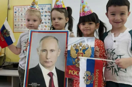 Cum au fost puși copiii ruși să-i ureze „La mulți ani” lui Vladimir Putin. Unul dintre ei i-a dorit să aibă parte de „mai puține vești proaste” Cum au fost puși copiii ruși să-i ureze „La mulți ani” lui Vladimir Putin. Unul dintre ei i-a dorit să aibă parte de „mai puține vești proaste”