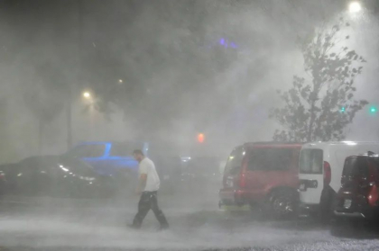 Cel puțin 6 decese după ce uraganul Milton a lovit în Florida. Peste 3 milioane de locuințe și companii, fără curent
Cel puțin 6 decese după ce uraganul Milton a lovit în Florida. Peste 3 milioane de locuințe și companii, fără curent