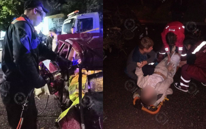Salvatorii au intervenit la descarcerarea unui pasager prins în fiarele mașinii, în urma unui accident - FOTO Salvatorii au intervenit la descarcerarea unui pasager prins în fiarele mașinii, în urma unui accident - FOTO