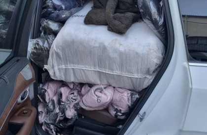 Un automobil ticsit cu haine fără acte de proveniență, oprit de vameși, pe o stradă din capitală - FOTO