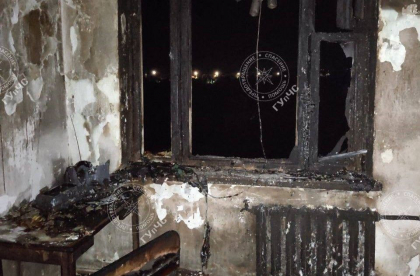 A adormit cu țigara în mână și a dat foc la casă: Un bărbat băut a incendiat locuința prietenului său care se afla în spital - FOTO A adormit cu țigara în mână și a dat foc la casă: Un bărbat băut a incendiat locuința prietenului său care se afla în spital - FOTO