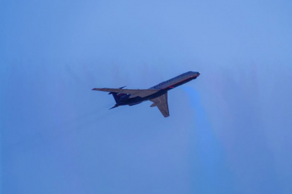 Un avion Tu-134 al armatei ruse a luat foc pe o bază aflată la peste 1200 km de granița cu Ucraina - VIDEO