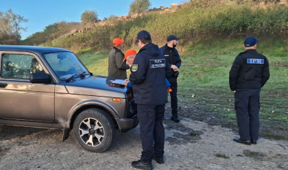 Mai multe persoane - sancționate pentru comercializarea lemnului fără acte de proveniență. Ce au mai constatat inspectorii de mediu, în urma raziilor în zona de frontieră Ungheni - FOTO Mai multe persoane - sancționate pentru comercializarea lemnului fără acte de proveniență. Ce au mai constatat inspectorii de mediu, în urma raziilor în zona de frontieră Ungheni - FOTO