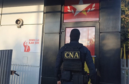 Noi percheziții la oamenii lui Șor. Mascații CNA au descins într-un dosar de corupere electorală și finanțare ilegală a partidelor politice - FOTO Noi percheziții la oamenii lui Șor. Mascații CNA au descins într-un dosar de corupere electorală și finanțare ilegală a partidelor politice - FOTO