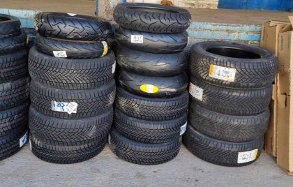 Un moldovean a rămas fără anvelope, pentru că nu a putut prezenta vameșilor actele de proveniență - FOTO