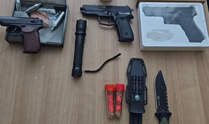 Arme pneumatice și alte obiecte interzise, descoperite în bagajul unui cetățean străin la vama Palanca - FOTO Arme pneumatice și alte obiecte interzise, descoperite în bagajul unui cetățean străin la vama Palanca - FOTO