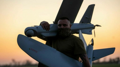 Reportaj CNN din unitatea secretă care lovește adânc în Rusia. Rolul dronelor momeală și cum se planifică misiunea
Reportaj CNN din unitatea secretă care lovește adânc în Rusia. Rolul dronelor momeală și cum se planifică misiunea