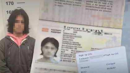 Un bărbat din Ucraina, care fusese recrutat în armată, s-a dat drept o femeie de 25 de ani pentru a fugi din ţară. Cum a fost prins Un bărbat din Ucraina, care fusese recrutat în armată, s-a dat drept o femeie de 25 de ani pentru a fugi din ţară. Cum a fost prins