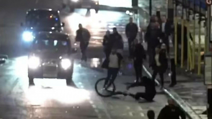 Londonezii luptă cu hoții care fură telefoanele oamenilor în mers. Momentul în care un suspect e doborât de trecători - VIDEO Londonezii luptă cu hoții care fură telefoanele oamenilor în mers. Momentul în care un suspect e doborât de trecători - VIDEO