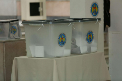 Zi importantă pentru Republica Moldova. Moldovenii își aleg astăzi președintele și votează la referendumul care ar putea marca decisiv traiectoria europeană a țării
Zi importantă pentru Republica Moldova. Moldovenii își aleg astăzi președintele și votează la referendumul care ar putea marca decisiv traiectoria europeană a țării