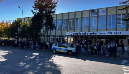Zeci de moldovenii stabiliți în Brașov așteaptă într-un rând imens pentru a vota. Imagini surprinse de un conațional - VIDEO Zeci de moldovenii stabiliți în Brașov așteaptă într-un rând imens pentru a vota. Imagini surprinse de un conațional - VIDEO