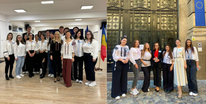 Îmbrăcați în haine naționale, mai mulți studenți moldoveni din România au votat. S-au format și cozi la unele secții de votare din țara vecină - GALERIE FOTO Îmbrăcați în haine naționale, mai mulți studenți moldoveni din România au votat. S-au format și cozi la unele secții de votare din țara vecină - GALERIE FOTO