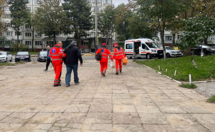 Ambulanța - solicitată la o secție de votare. Unui alegător i s-a făcut rău - FOTO Ambulanța - solicitată la o secție de votare. Unui alegător i s-a făcut rău - FOTO