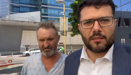 Deși este internat la spital, și-a dorit să voteze. Un moldovean a fost condus de ambasadorul Moldovei în Israel spre secția de votare - VIDEO