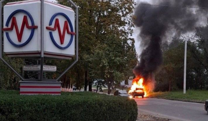Flăcări uriașe. Momentul în care o mașină arde ca o torță la o intersecție din Tiraspol - VIDEO Flăcări uriașe. Momentul în care o mașină arde ca o torță la o intersecție din Tiraspol - VIDEO