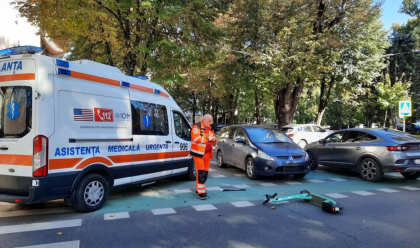 Accident în capitală. S-a lovit cu o mașină în timp ce se deplasa cu o trotinetă electrică: un băiat de 18 ani a ajuns la spital - FOTO Accident în capitală. S-a lovit cu o mașină în timp ce se deplasa cu o trotinetă electrică: un băiat de 18 ani a ajuns la spital - FOTO