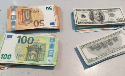 Un turc a rămas fără „avere” pe Aeroportul din Chișinău. Nu a declarat banii la vama - FOTO Un turc a rămas fără „avere” pe Aeroportul din Chișinău. Nu a declarat banii la vama - FOTO