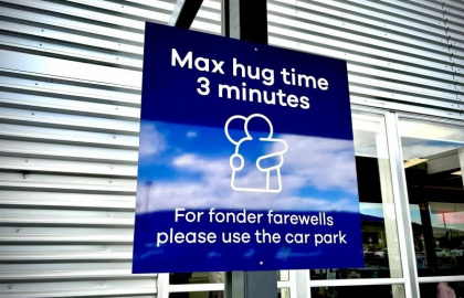 Un aeroport internațional a pus o limită de timp pentru îmbrățișări: „Dacă aveți nevoie de mai mult, o puteți face în parcare” - FOTO