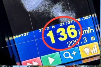 Un șofer de 20 de ani, prins cu 135 kilometri pe oră, prin sat: Ar putea rămâne fără permis de conducere pentru câteva luni - FOTO Un șofer de 20 de ani, prins cu 135 kilometri pe oră, prin sat: Ar putea rămâne fără permis de conducere pentru câteva luni - FOTO