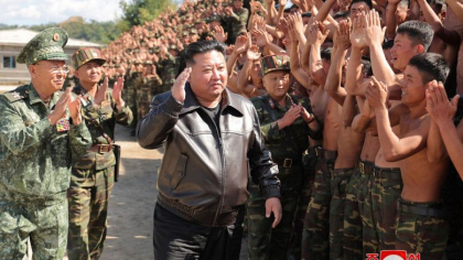Ce câștigă Coreea de Nord din trimiterea de soldați pe frontul din Ucraina, alături de armata lui Putin
Ce câștigă Coreea de Nord din trimiterea de soldați pe frontul din Ucraina, alături de armata lui Putin
