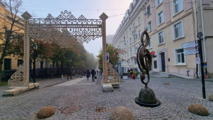 „Cheia sol” în centrul capitalei: Cum arată bustul de bronz care a apărut pe strada pietonală Eugen Doga - FOTO „Cheia sol” în centrul capitalei: Cum arată bustul de bronz care a apărut pe strada pietonală Eugen Doga - FOTO