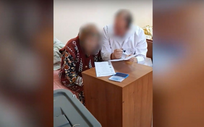 Percheziții la medicul din Comrat care a manipulat bătrânii din azil să voteze „NU” la referendum și „DA” pentru Stoianoglo Percheziții la medicul din Comrat care a manipulat bătrânii din azil să voteze „NU” la referendum și „DA” pentru Stoianoglo