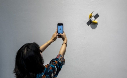Banana lipită de perete a fost scoasă din nou la licitație. De această dată, opera de artă s-ar putea vinde cu peste 1 milion de dolari - FOTO Banana lipită de perete a fost scoasă din nou la licitație. De această dată, opera de artă s-ar putea vinde cu peste 1 milion de dolari - FOTO