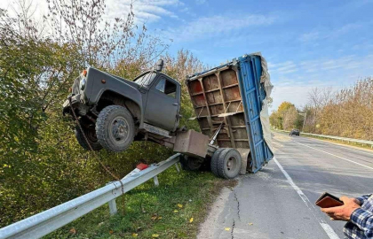 Șoferul unui camion a derapat și a rămas atârnat cu remorca de parapetul metalic, abia să cadă, la Edineț - FOTO 