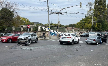 Accident în capitală: Două persoane au fost transportate la spital. Imagini de la locul impactului - FOTO